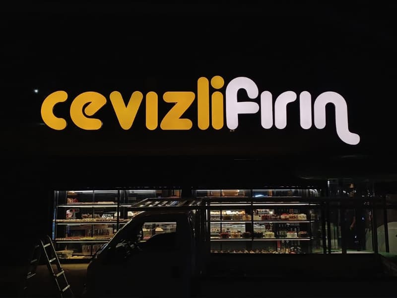 Kutu harf ve cephe tabela uygulaması — ışıklı işletme tabelası